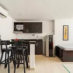 Apartamento con piscina a una cuadra de la playa